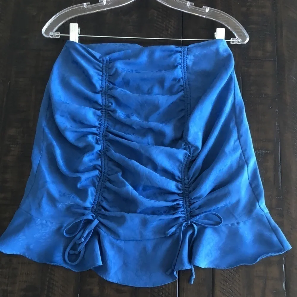BCBGENERATION Ruffle cinched Tie Blue Size 4 Jacquard Floral Printed Mini Skirt